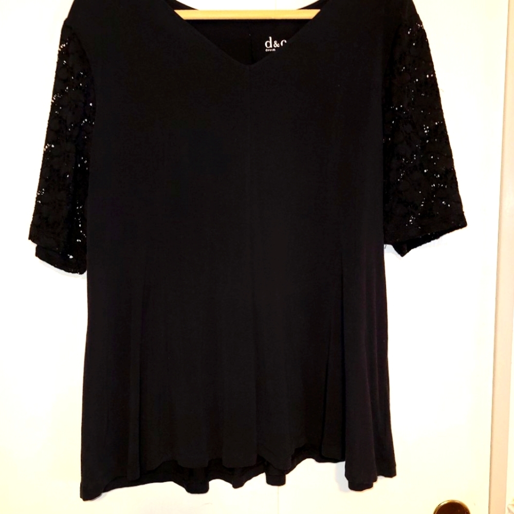 D&Co Denim and company scoop neck t shirt